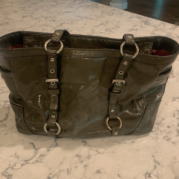 COACH Gallery Tote Handbag in Glossy Gray Patent Leather - Picture 4 of 8